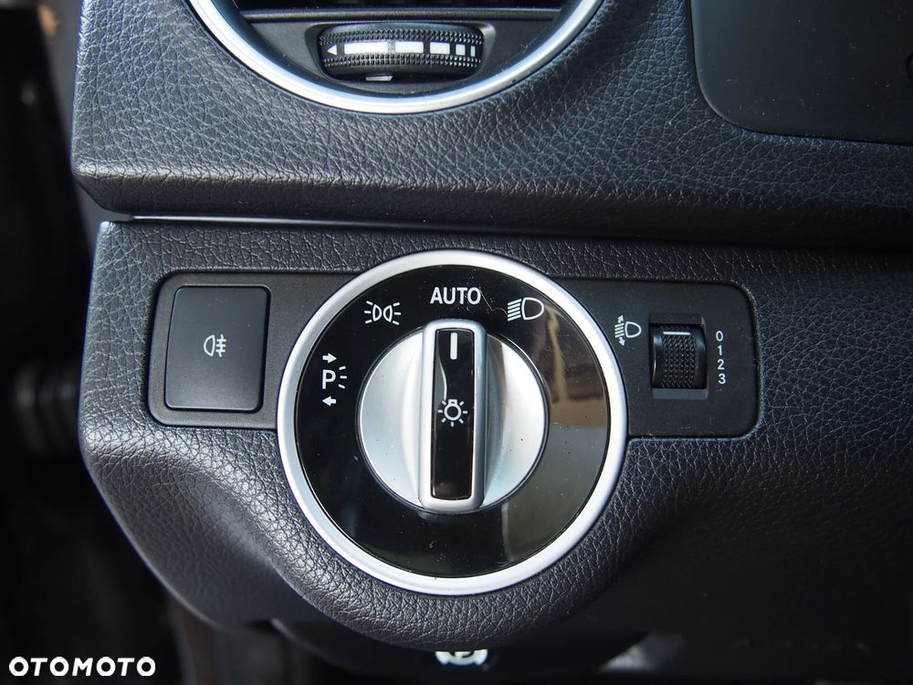 Mercedes-Benz Klasa C 220 CDI DPF (BlueEFFICIENCY) 7G-TRONIC Avantgarde - 27