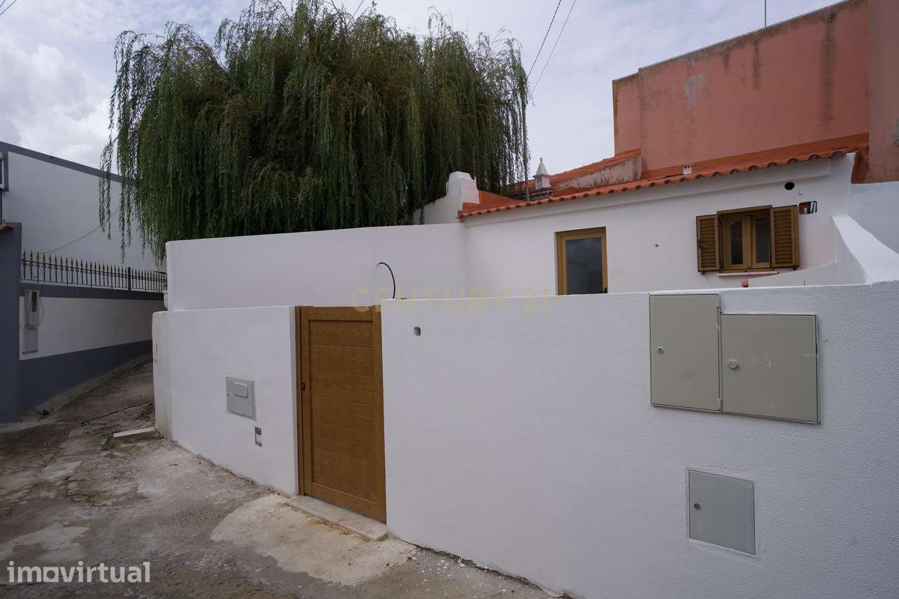 Moradia totalmente remodelada em Santa Cruz- Póvoa de Penafirme – A 5 - Grande imagem: 4/25