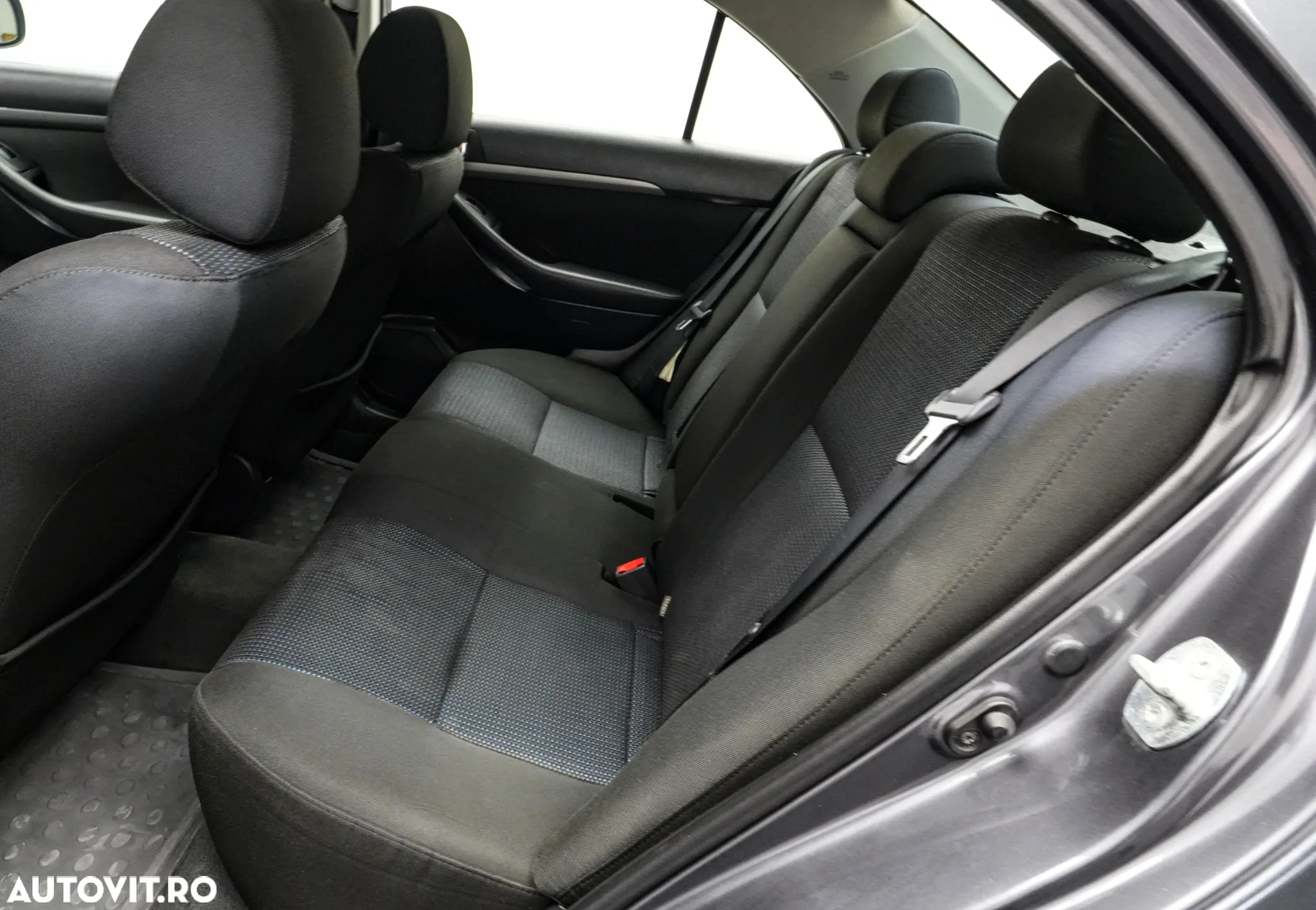 Toyota Avensis 1.8 Sedan Terra - 13