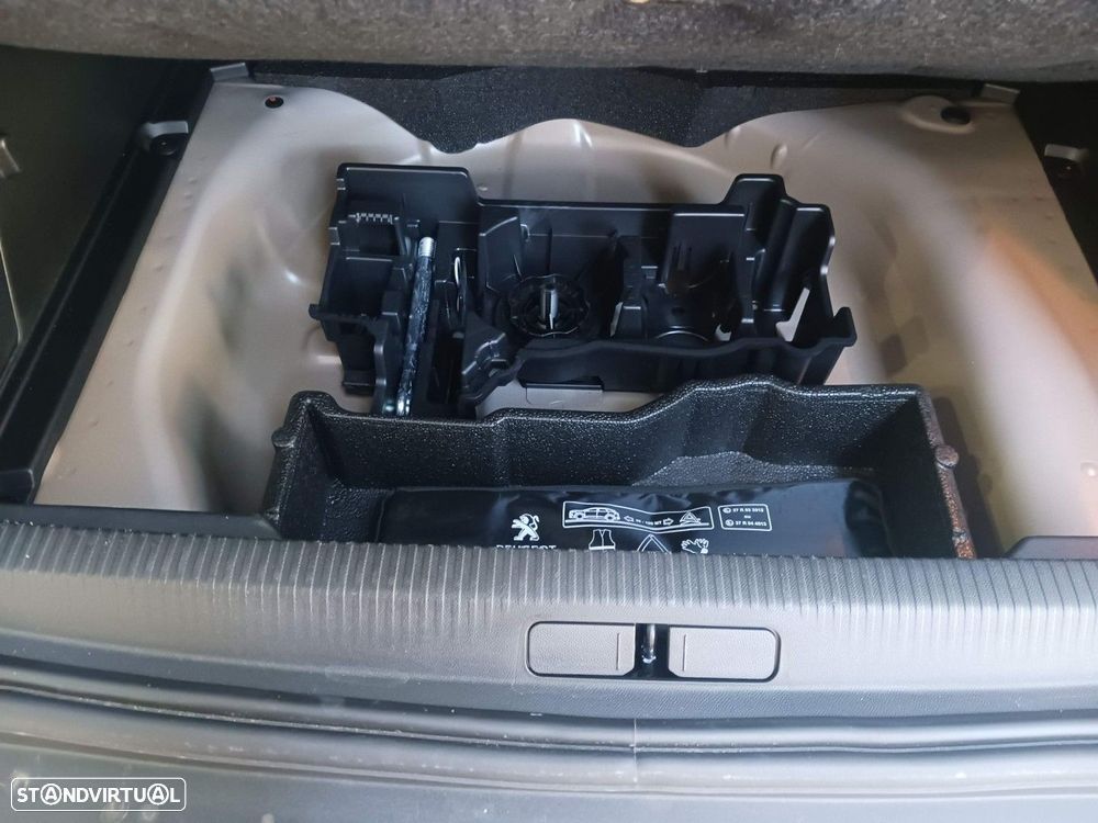 Peugeot 2008 1.2 Hybrid Allure e-DCS6 - 32