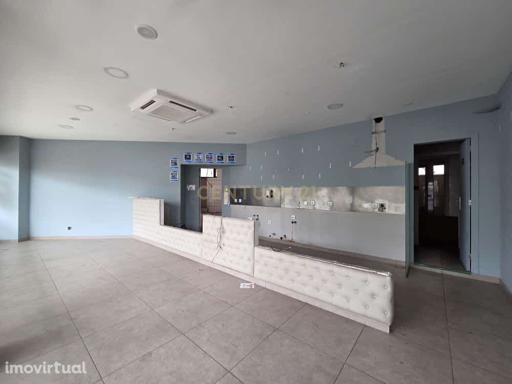 Loja com 102m2 possivel de converter em habitação junto á estação de c - Grande imagem: 2/15