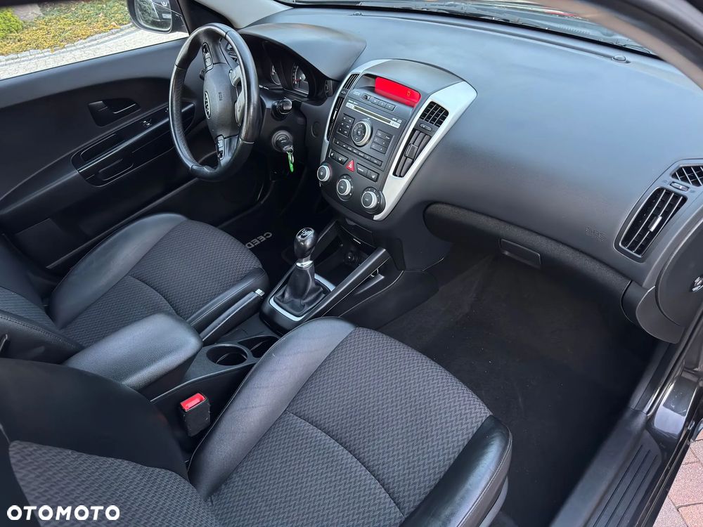 Kia Ceed 1.4 CVVT Dream-Team Edition - 17