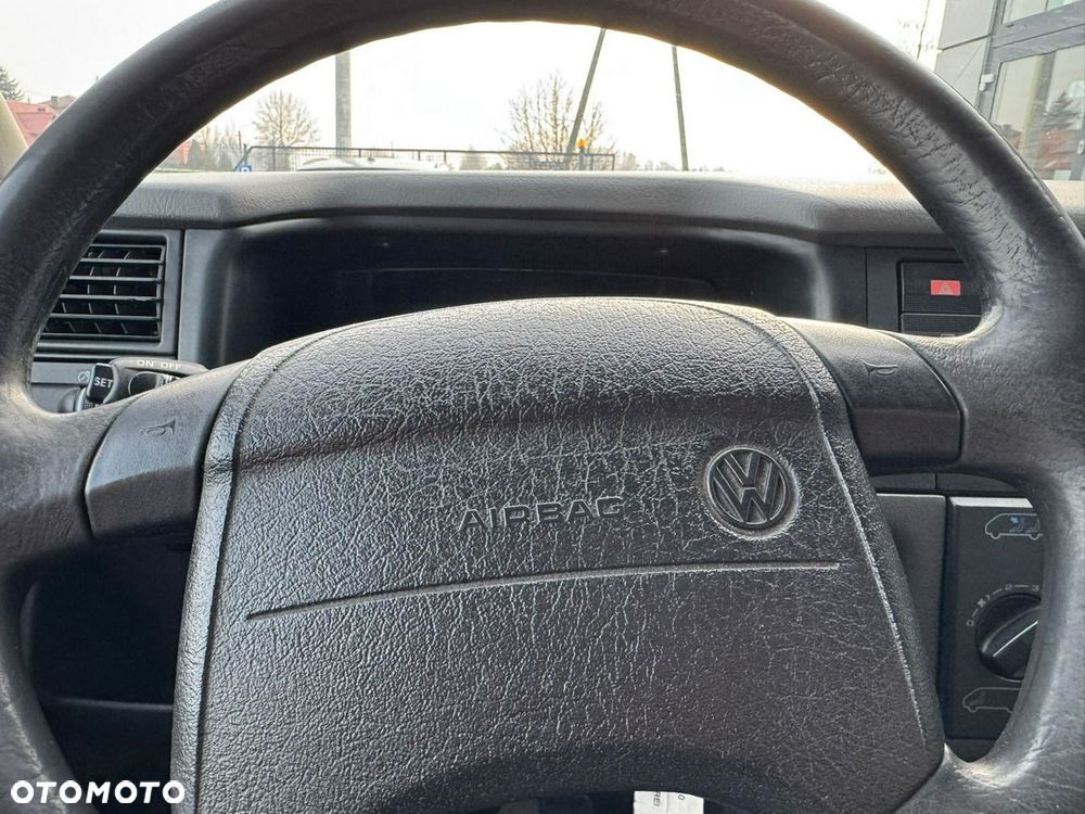 Volkswagen Caravelle - 11