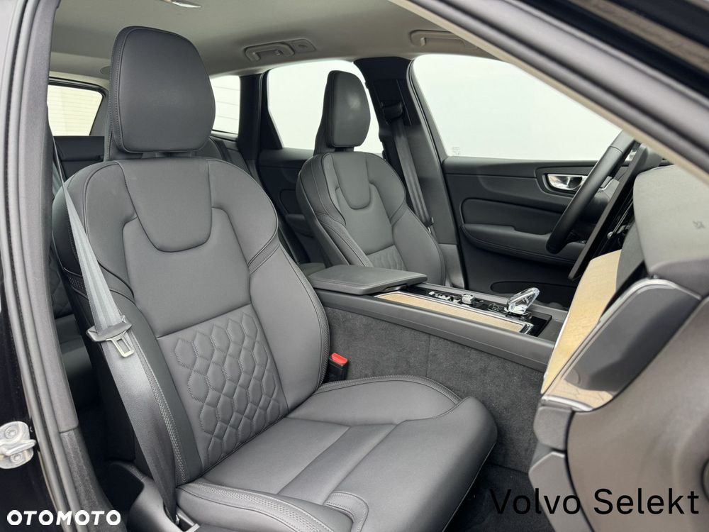 Volvo XC 60 B5 B AWD Plus Dark - 17