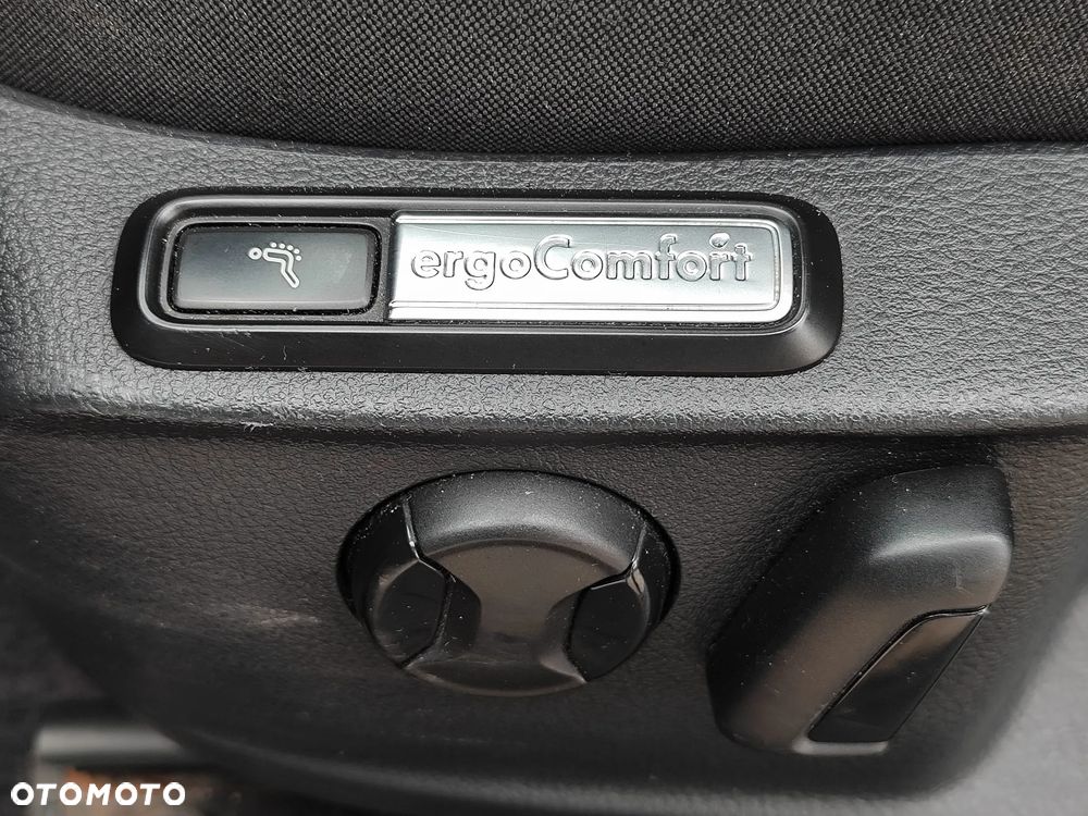 Volkswagen Passat 2.0 TDI SCR DSG 4Motion Elegance - 16