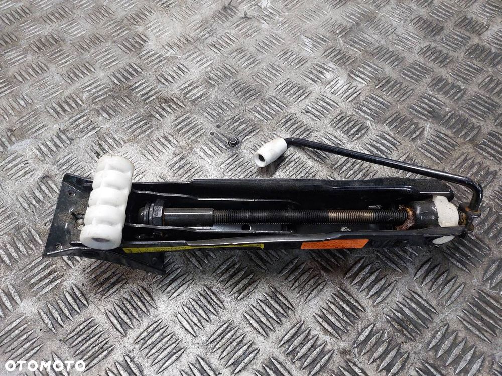 LEWAREK PODNOŚNIK SAMOCHODOWY AUDI A6 C7 4G0011031F 1275 KG - 1