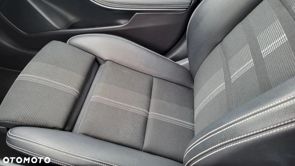 Mercedes-Benz GLA 200 7G-DCT - 28