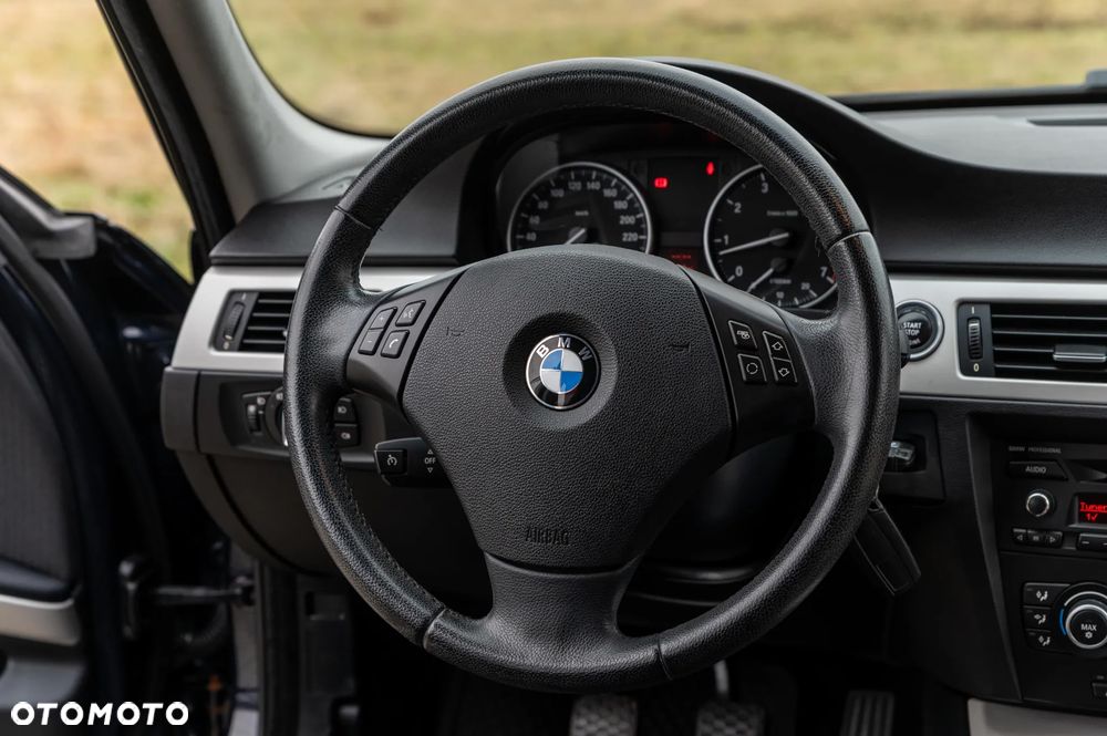 BMW Seria 3 318i - 22