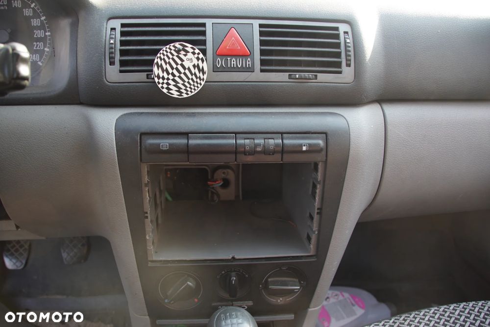 Auto na części - Skoda Octavia I 1.8 T 150 KM AGU ECW L97A 1999R Silnik Skrzynia Drzwi Maska Błotnik Zderzak Lampa Lusterko Klamka Szyba Deska Kokpit Sterownik Moduł Czujnik Licznik Panel Kierownica - 12