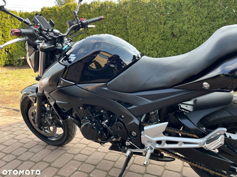 Suzuki GSR - 19