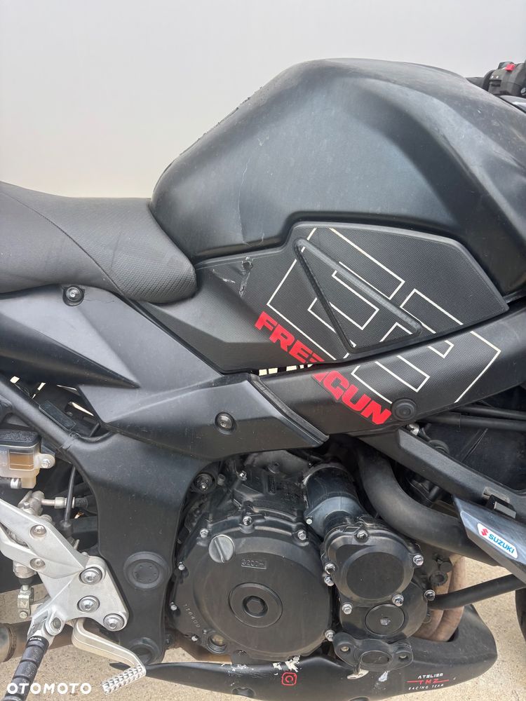 Suzuki GSR - 8