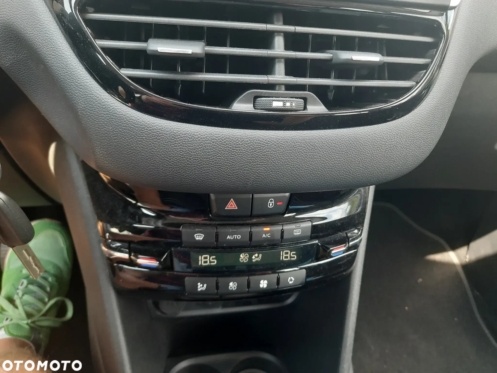 Peugeot 208 1.2 PureTech GPF Signature S&S - 12