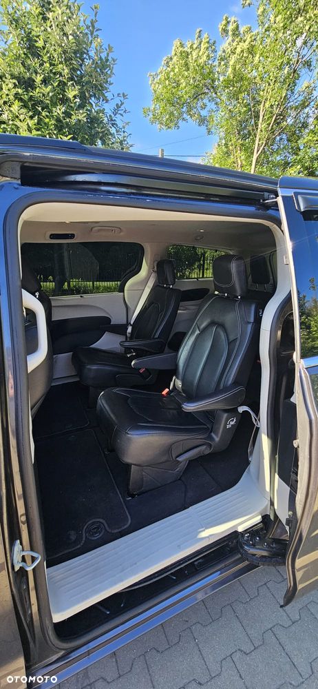 Chrysler Pacifica - 33