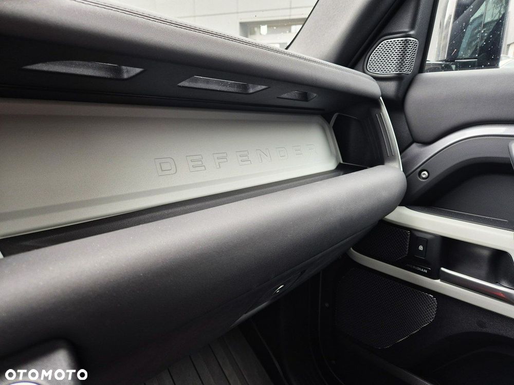 Land Rover Defender - 35