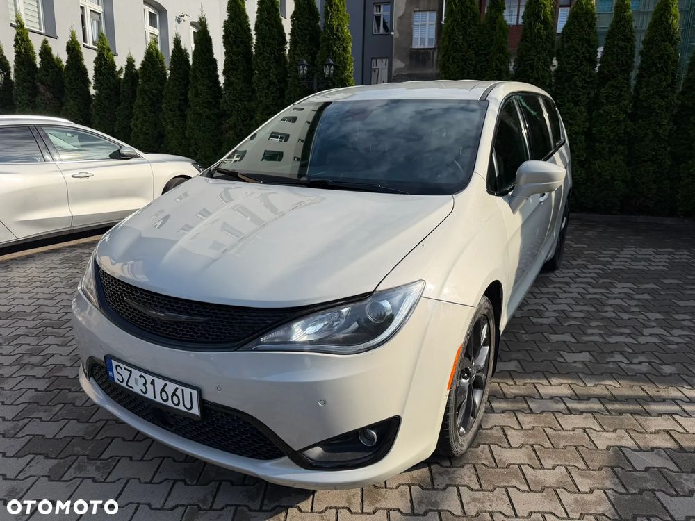 Chrysler Pacifica - 2