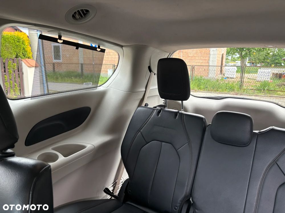 Chrysler Pacifica - 12