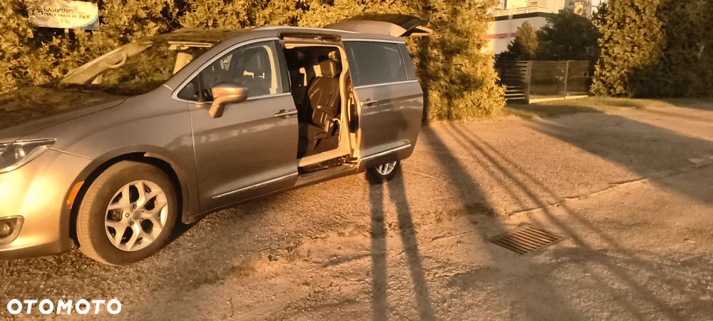 Chrysler Pacifica - 5