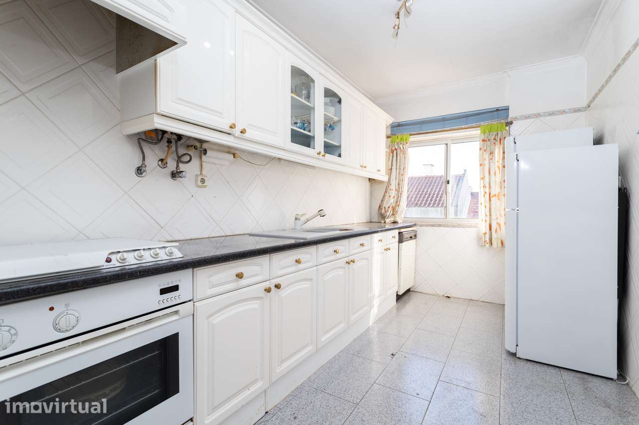 Amadora - centro, Apartamento T2 para Remodelar, com Varanda, Garagem