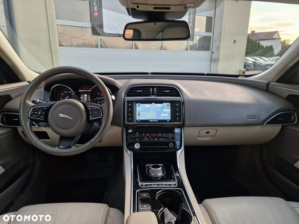 Jaguar XE 20d Prestige - 16