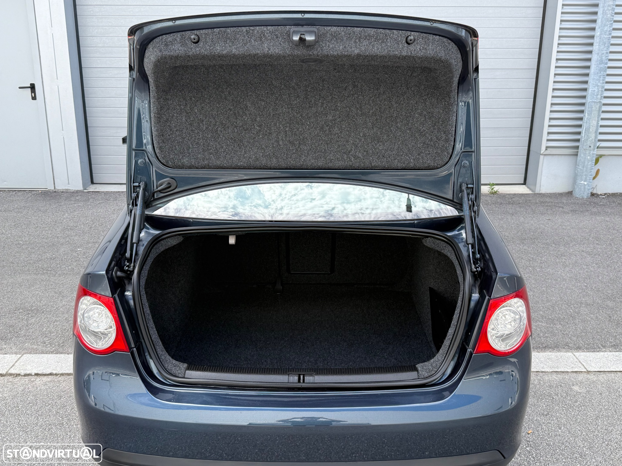 VW Jetta 1.9 TDi BlueM. Confortline - 24