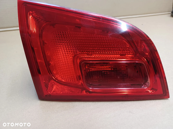 LAMPA TYLNA LEWA  W KLAPE ASTRA J KOMBI 13282246