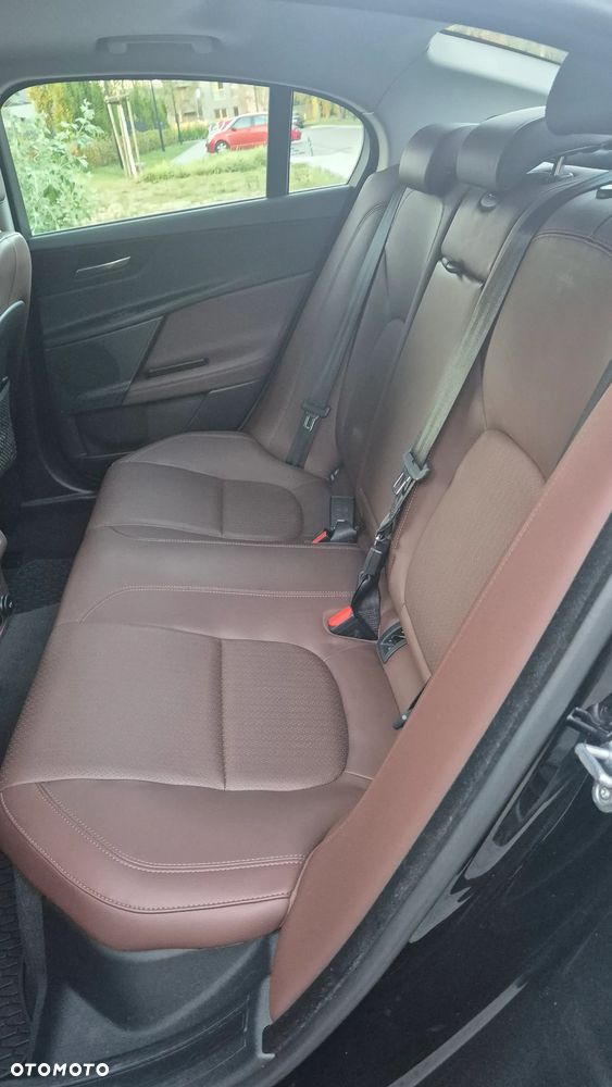 Jaguar XE - 8