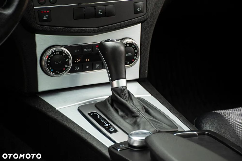 Mercedes-Benz Klasa C 180 CGI Automatik BlueEFFICIENCY Elegance - 37
