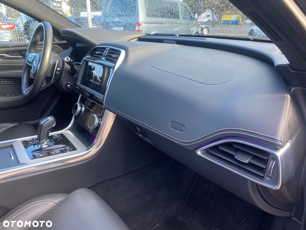 Jaguar XE P300 AWD R-Dynamic HSE - 8
