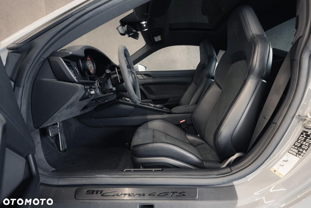Porsche 911 Carrera 4 GTS - 14