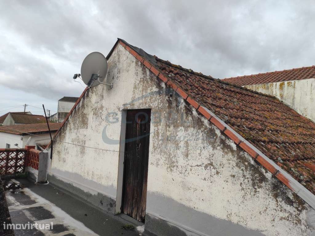 Moradia T3 no Centro de Vila Moreira - com logradouro, anexos e fre... - Grande imagem: 2/6