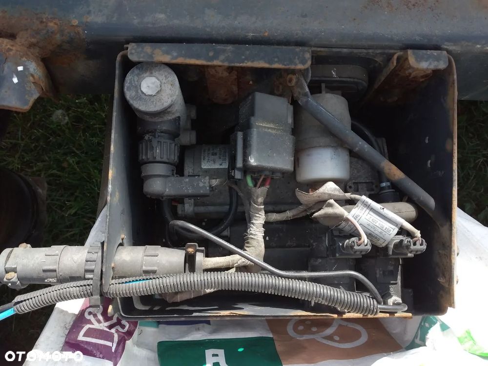 Iveco 3,0 CNG F1CE0441A osprzęt silnika 2013r, kabina szkielet ,  wał napędowy pół resory poduszki , koła z ładnymi oponami , sterowniki silnika i inne części - 15