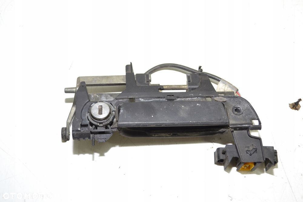 KLAMKA ZEWNĘTRZNA DRZWI PRAWA PRZÓD BMW E36 E34 LIFT SEDAN - 1