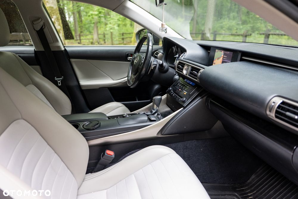 Lexus IS 300h Business - 11