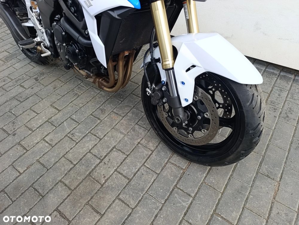 Suzuki GSR - 32