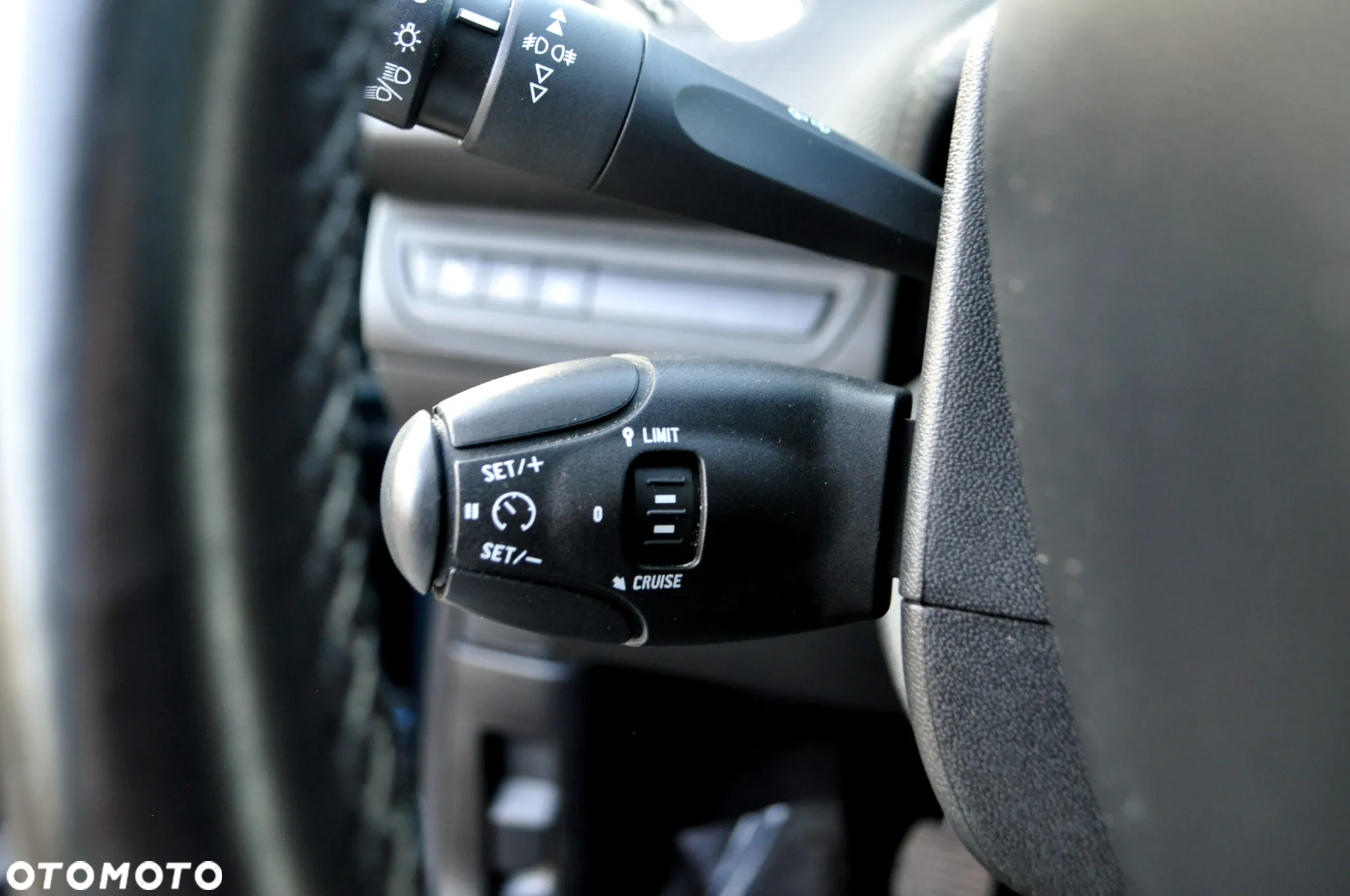 Peugeot 2008 1.6 BlueHDi Allure S&S - 37