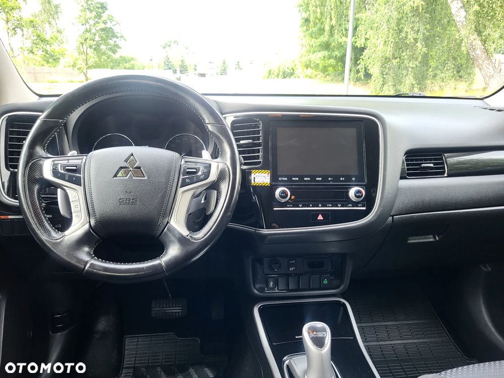 Mitsubishi Outlander 2.0 4WD Top - 24