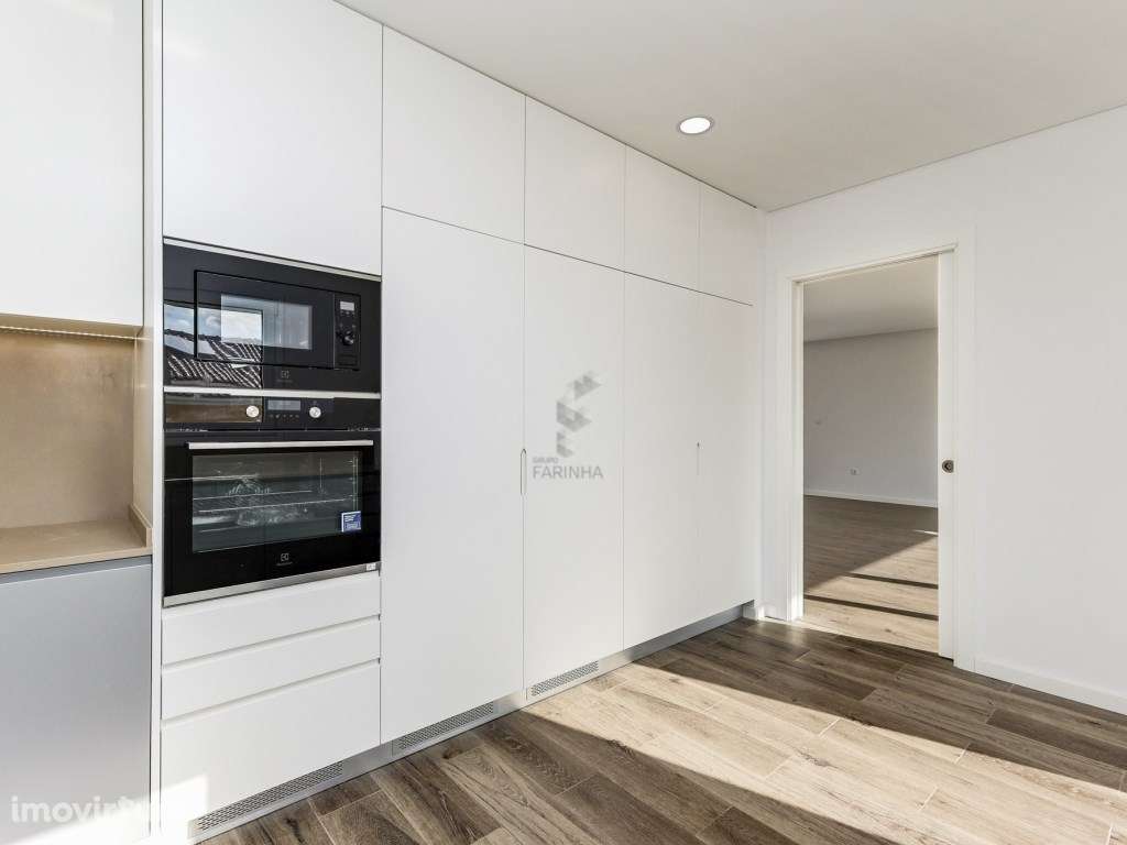 MORADIA T4 NOVA
Famões, moradia independente V4+1 nova com Jardim,... - Grande imagem: 3/46