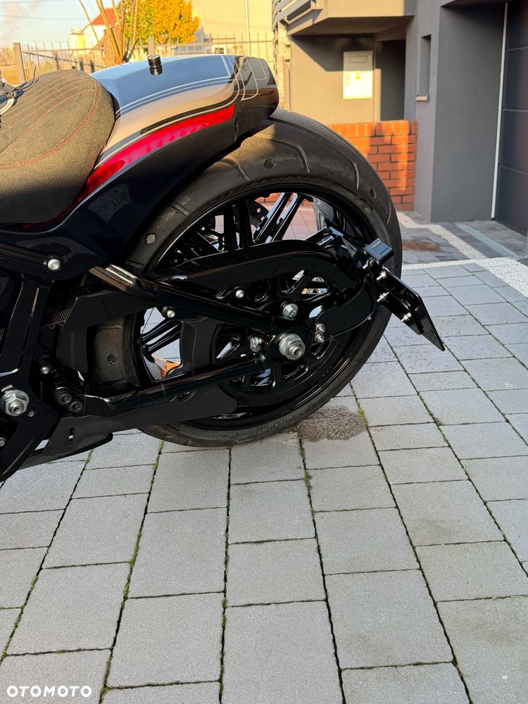 Harley-Davidson Softail Breakout - 10