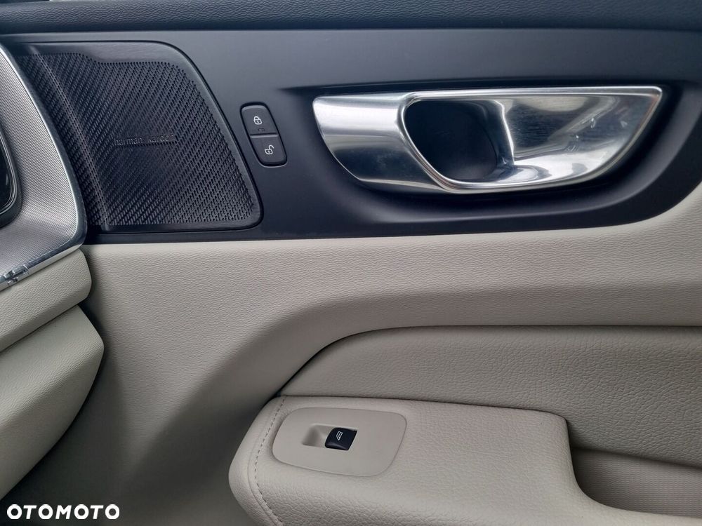 Volvo XC 60 B4 D Momentum - 23
