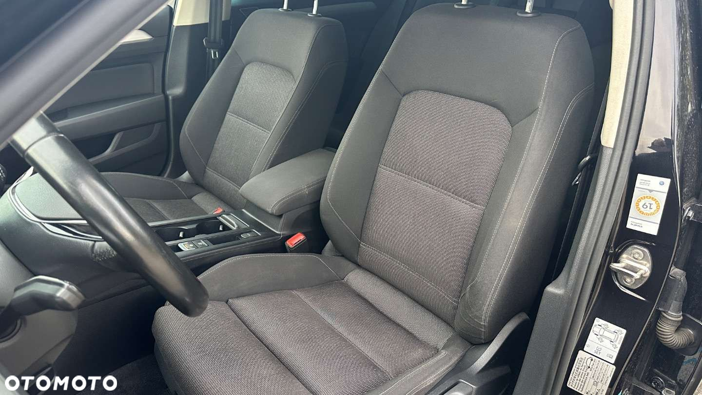 Volkswagen Passat 2.0 TDI SCR Comfortline - 32