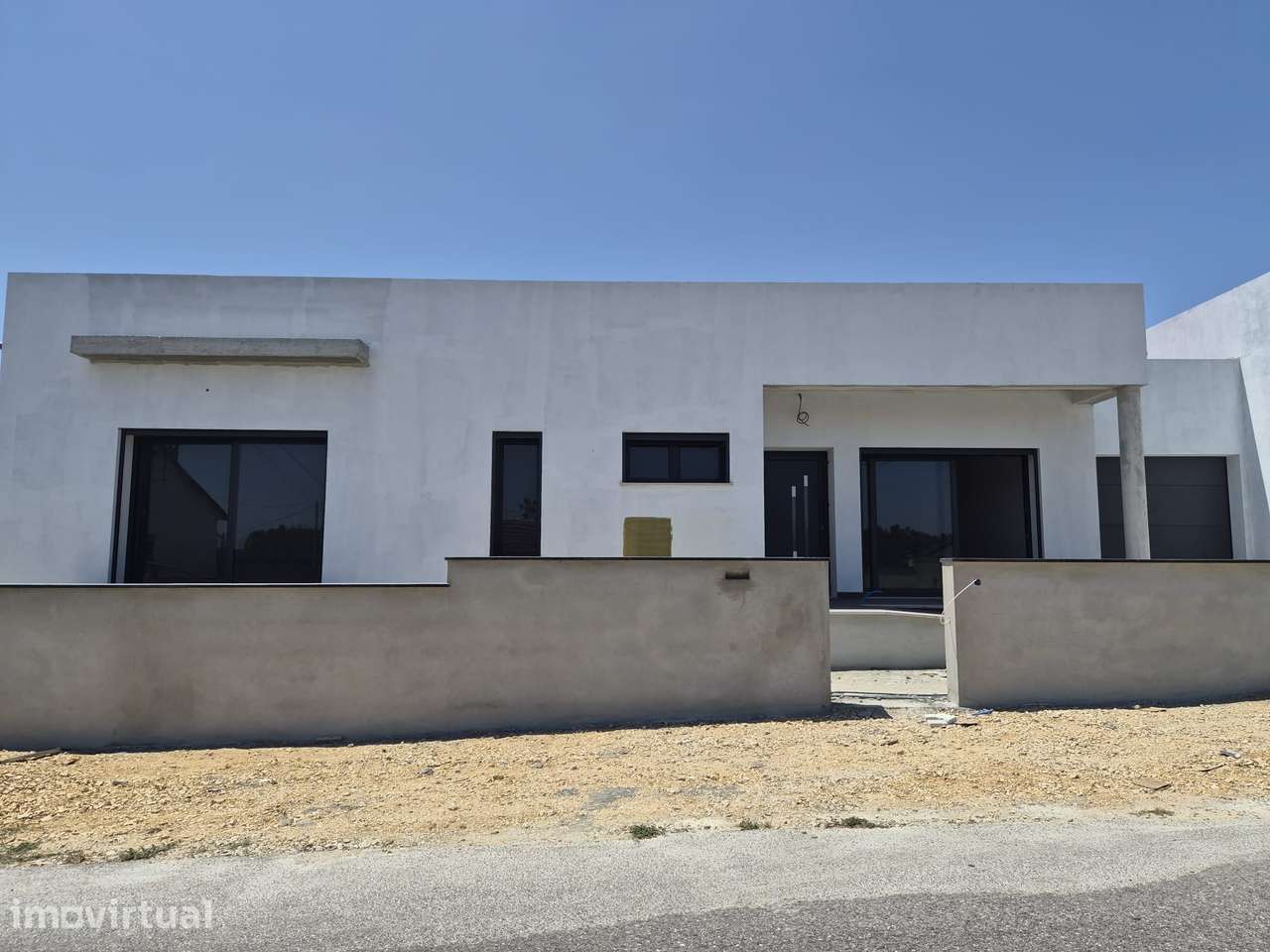 Moradia T3, térrea, geminada com garagem e jardim. Fração "A" - Grande imagem: 2/18