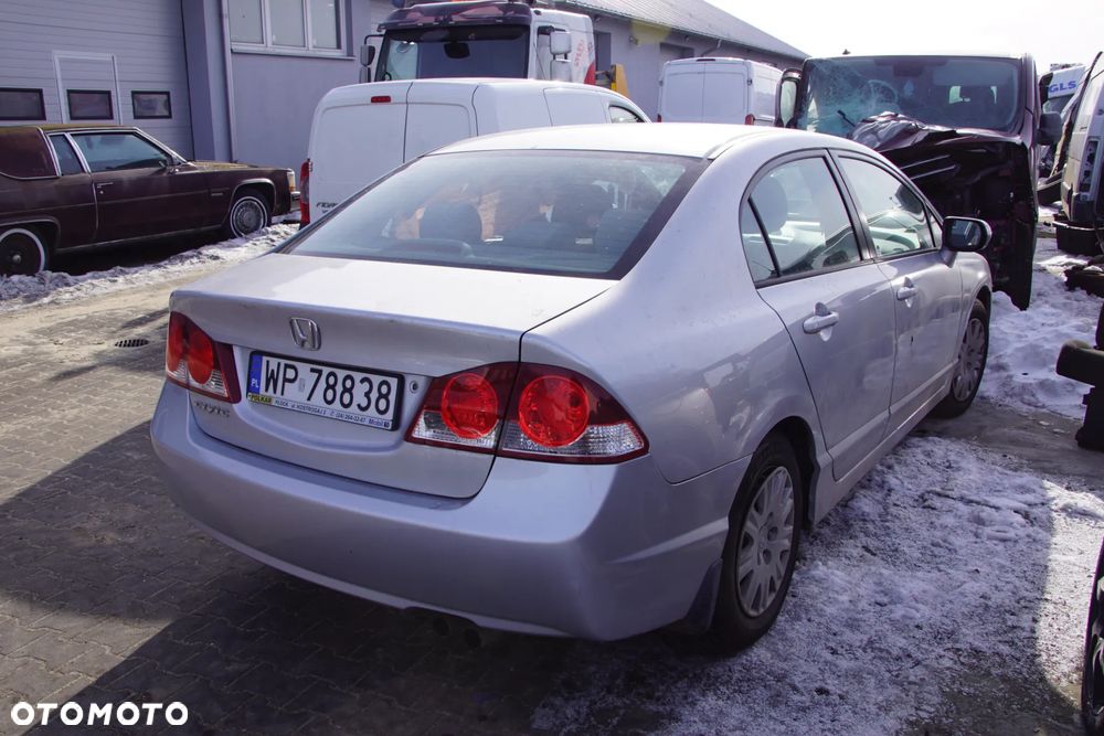 Auto na części - Honda Civic VIII 1.8 i-VTEC 140 KM R18A2 NH700M 2006R Silnik Skrzynia Drzwi Maska Błotnik Klapa Zderzak Lampa Lusterko Klamka Szyba Deska Kokpit Sterownik Moduł Czujnik Licznik Wyświetlacz Panel Kierownica - 5