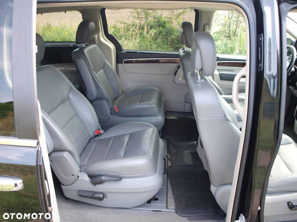 Volkswagen Routan - 18