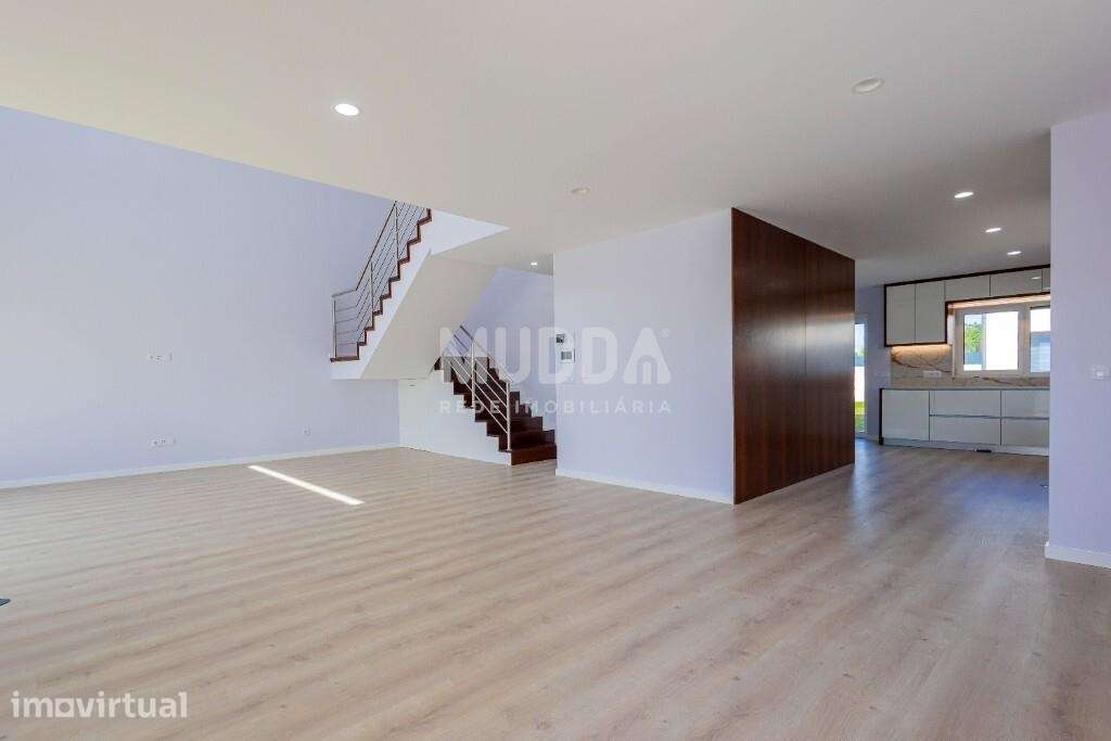 Moradia T4 com Design Contemporâneo e Acabamentos Premium - Grande imagem: 5/31
