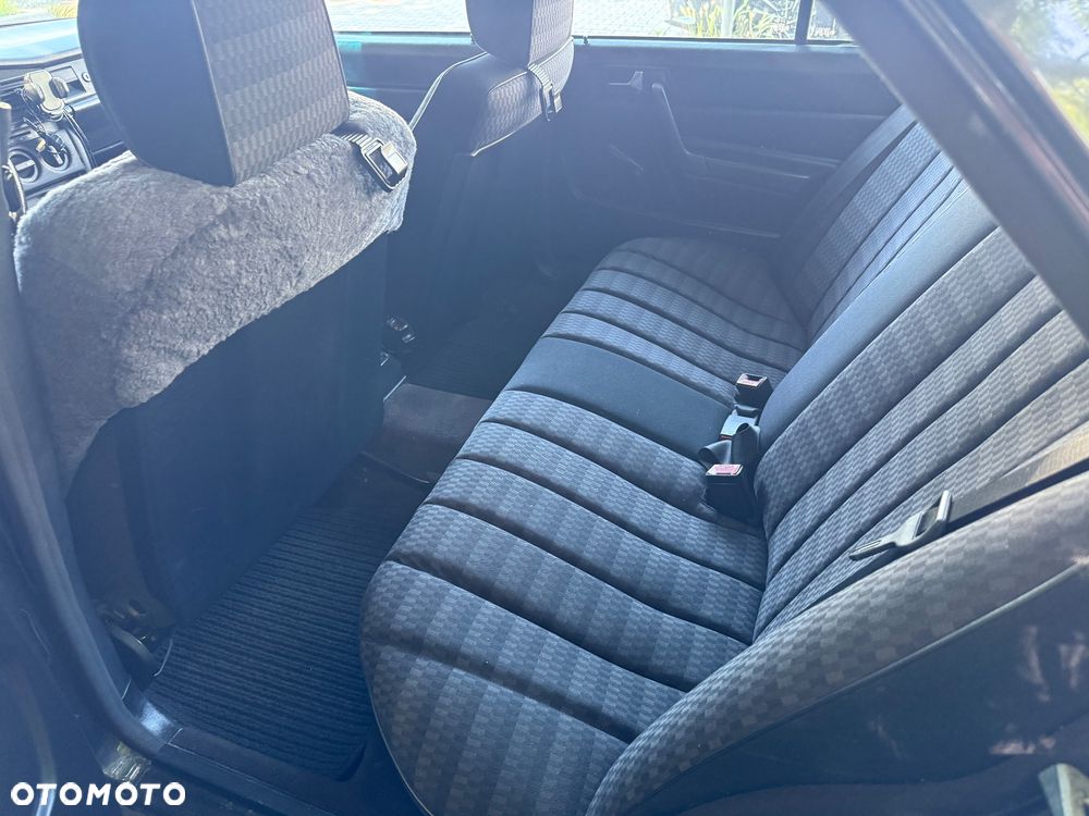 Mercedes-Benz W201 (190) - 11