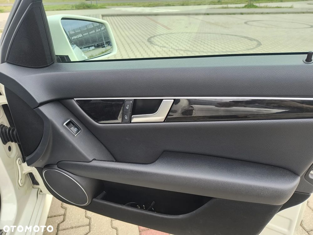 Mercedes-Benz Klasa C 250 CDI DPF 4Matic 7G-TRONIC BlueEFFICIENCY Avantgarde - 21
