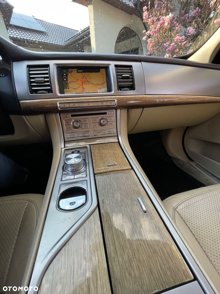 Jaguar XF 2.7 V6 Luxury - 21