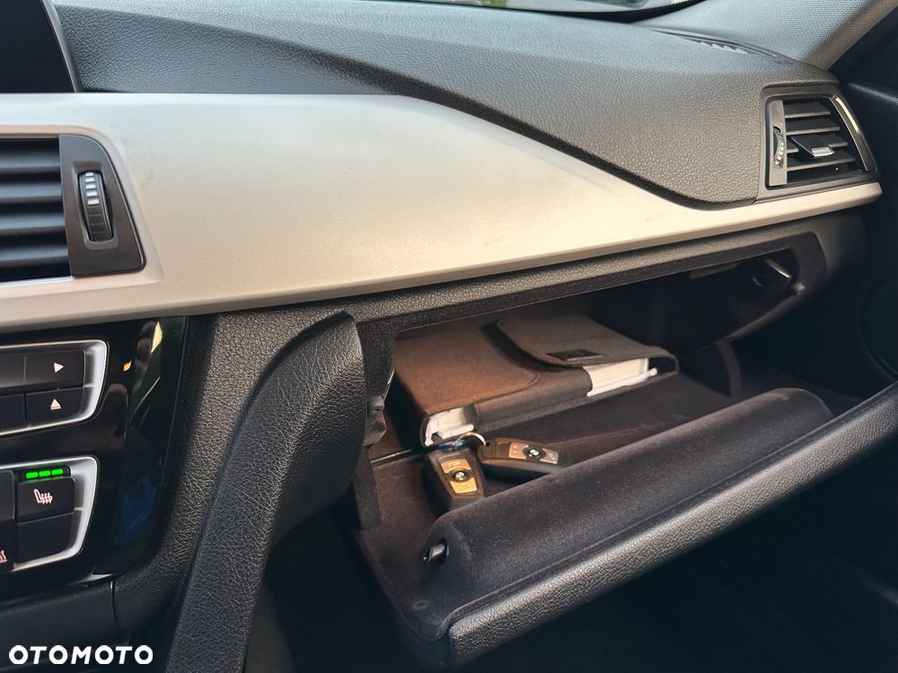 BMW Seria 3 318i Advantage - 32