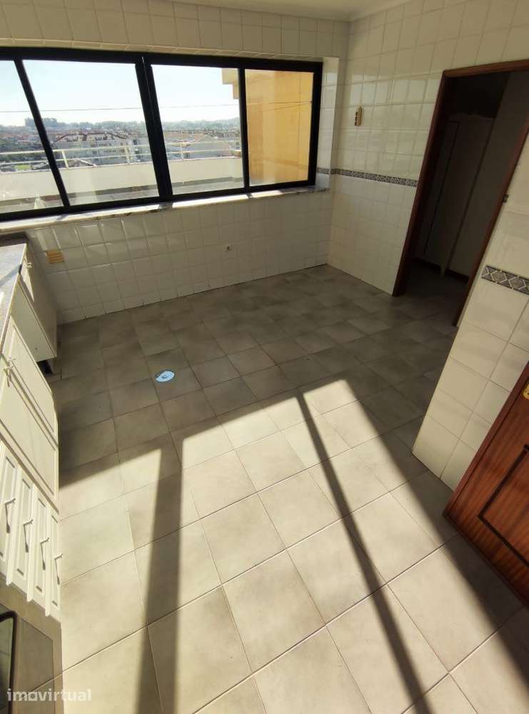 T2 junto ao glicinias com 196m2 de terraço - Grande imagem: 5/21