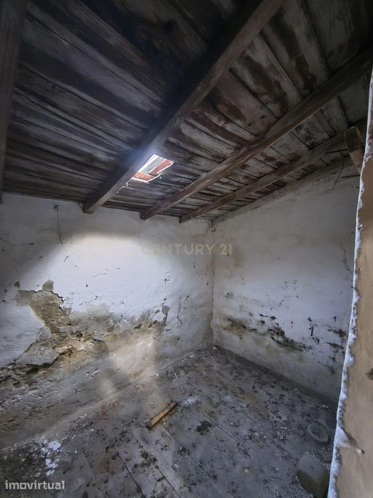 Casa de traça antiga com jardim, logradouro e terreno de cultivo. - Grande imagem: 5/25